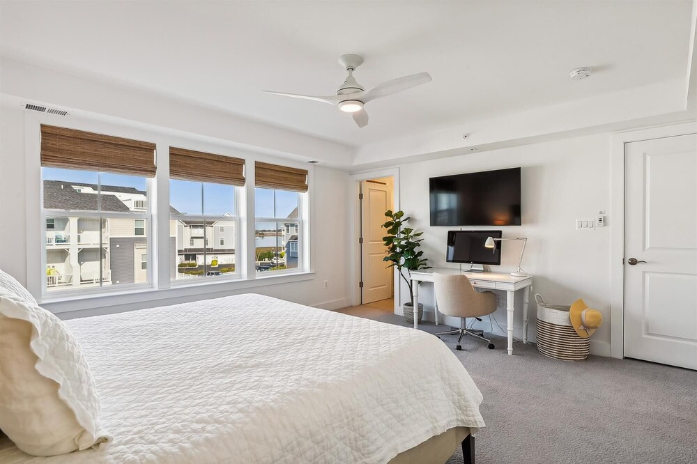 NEW LISTNG 2024! Lovely new vacation townhome located on the canal in