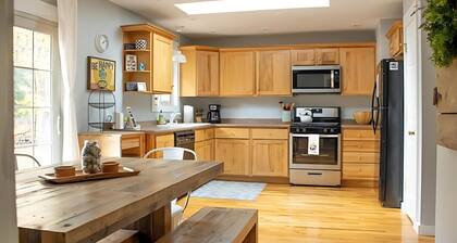 Cozy Cottage: Summer Getaway & Evenings by the Fire