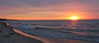 Beach Daze: Cozy Sawyer Duplex, Fire Pit, 1 Mile to Warren Dunes