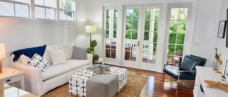 Televisie, een dvd-speler en een stereo