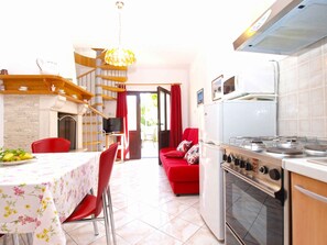 Fridge, microwave, oven, stovetop - Holiday apartment with air conditioning (Medulin)