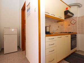 冷蔵庫、オーブン、コンロ、調理器具と食器