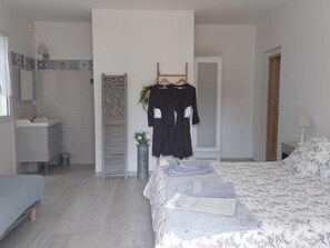Kamar Double Comfort | Didekorasi berbeda-beda dan dilengkapi dengan perabotan berbeda-beda