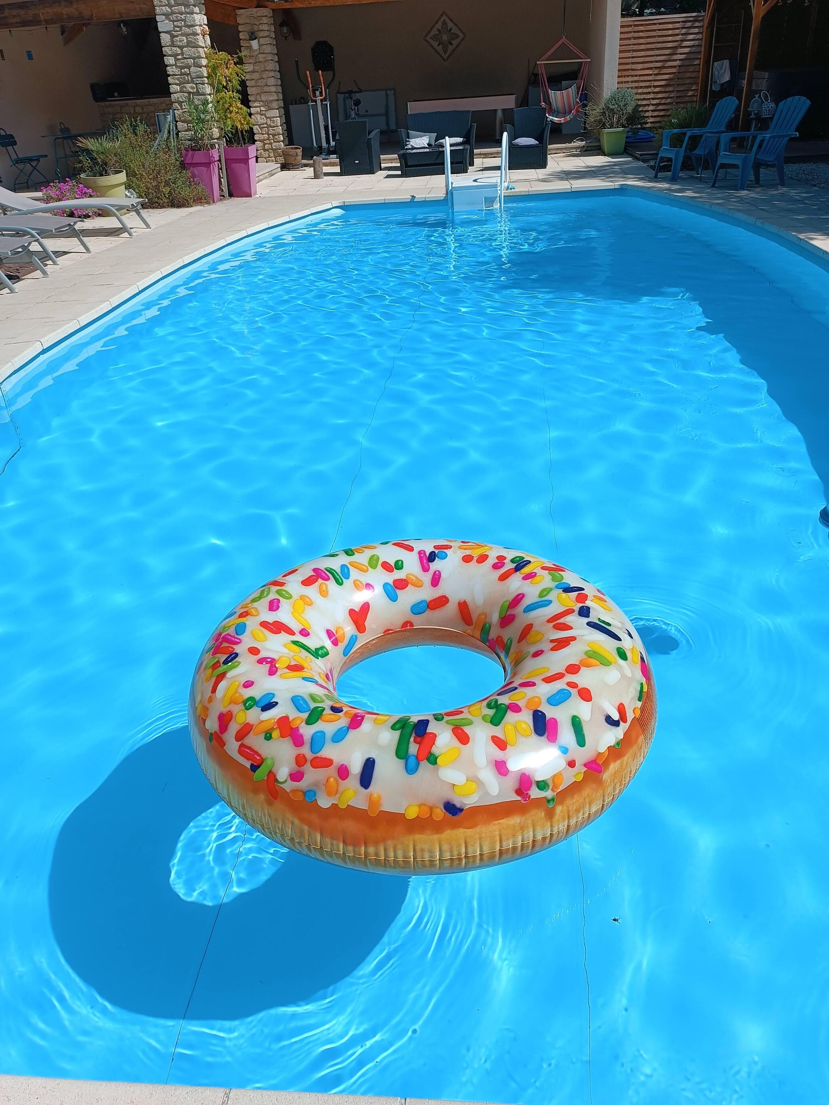 Een seizoensgebonden buitenzwembad en parasols bij het zwembad