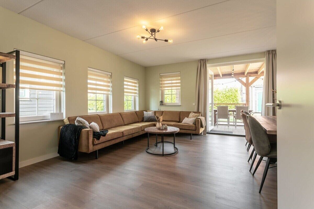 Een televisie, boeken en een kantoor