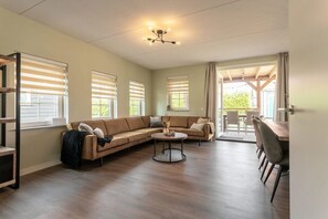 电视、书、办公室