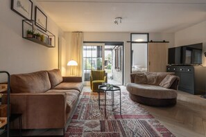 テレビ、書庫、書斎 / ワークスペース