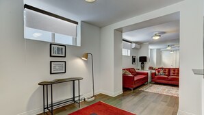 Interior - Cozy 2 bedroom Condo at the Château Sherbrooke, Blend of history & modern luxury (Montréal)