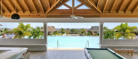 Una piscina al aire libre