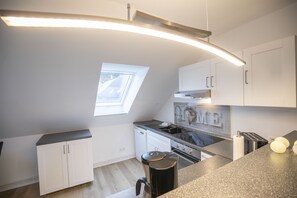 Een koelkast, een oven, een kookplaat, een vaatwasser