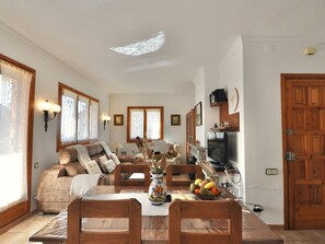 TV, fireplace - Villa Victoria, piscina privada , barbacoa, wifi, capacidad 6 personas (Lloret de Mar)