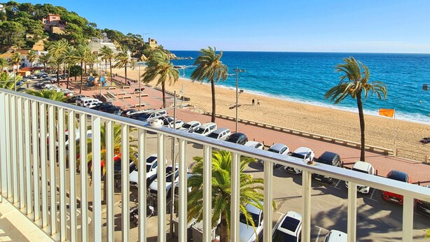 A coastal view with a beach, parked cars, and a clear sky. - Spacious apartment 8 people, sea view terrace, Lloret de Mar (Lloret de Mar)