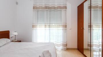 3 bedrooms, desk, iron/ironing board, free WiFi