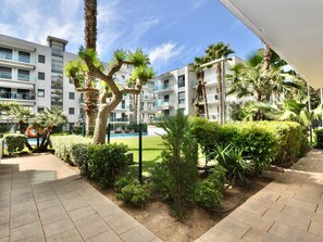 Property grounds - Charming Apartment for 6 with Pool, AC & Near the Beach (Lloret de Mar)