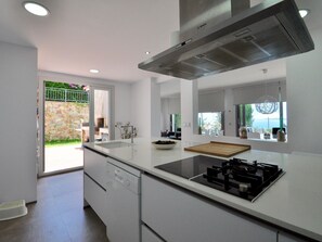 Fridge, microwave, oven, dishwasher - Villa Valentina, 1500 m de la playa, fabulosa vista al Mar (Lloret de Mar)