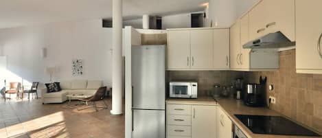 Een koelkast, een magnetron, een oven, een kookplaat