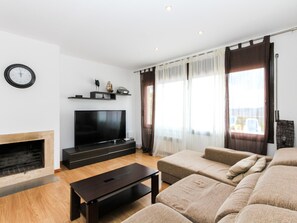 TV - Villa Rosseles - vista montaña, aire acondicionado, piscina privada, barbacoa (Lloret de Mar)