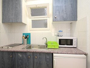 Fridge, microwave, stovetop, cookware/dishes/utensils - Apartamento Nautic 2/4 personas, muy cerca del mar. Vista calle. (Lloret de Mar)
