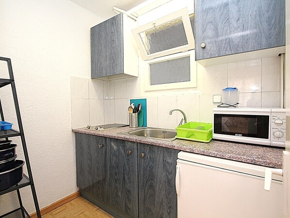 Fridge, microwave, stovetop, cookware/dishes/utensils - Apartamento Nautic 2/4 personas, muy cerca del mar. Vista calle. (Lloret de Mar)