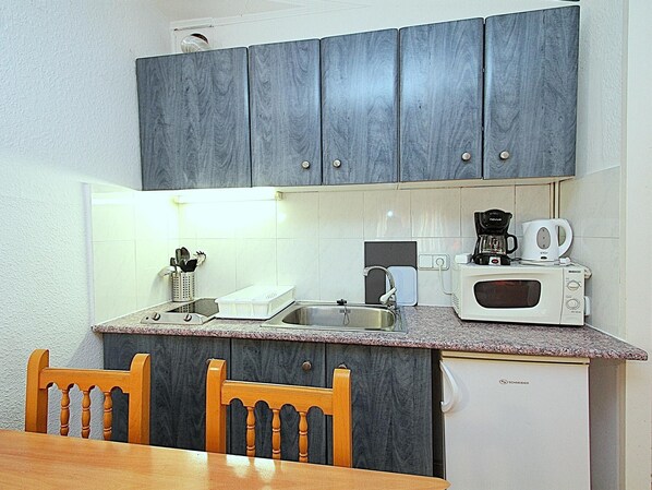 Fridge, microwave, stovetop, cookware/dishes/utensils - Apartamento Nautic 2/4 personas, muy cerca del mar. Vista calle. (Lloret de Mar)