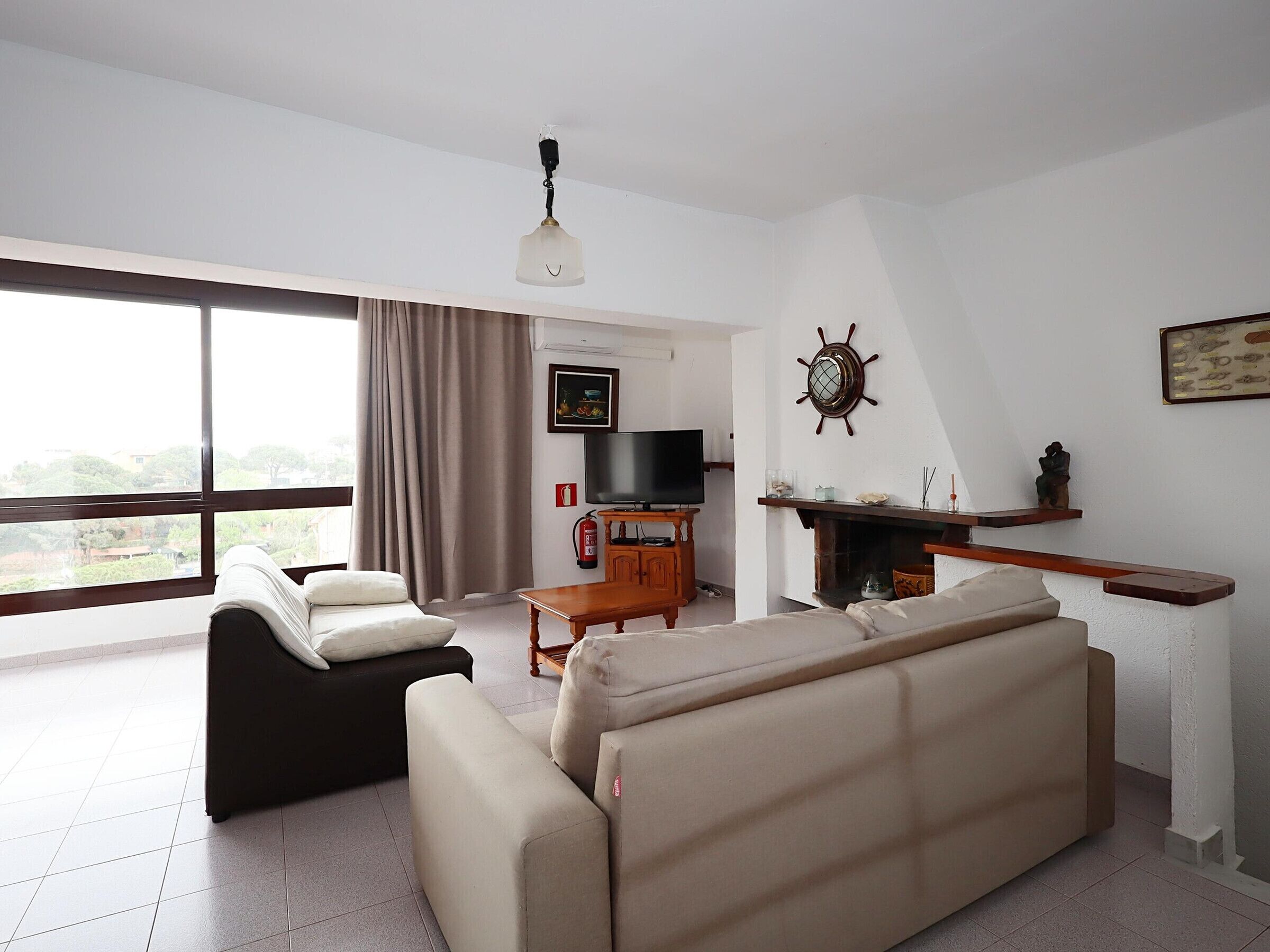 TV, fireplace