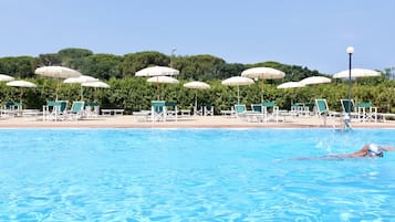 Piscina stagionale all'aperto, ombrelloni da piscina, lettini