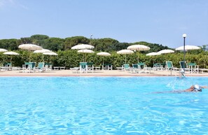 Seasonal outdoor pool, pool umbrellas, sun loungers - Residence with pool in San Vincenzo (San Vincenzo)