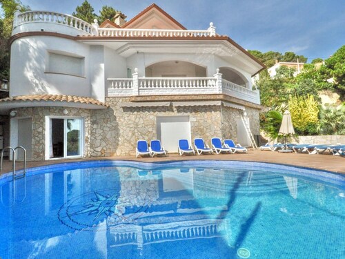 Villa spacieuse pour 18 personnes avec piscine privée et climatisation à Lloret de Mar