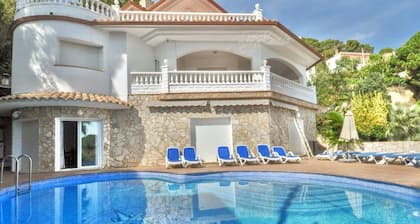 Villa spacieuse pour 18 personnes avec piscine privée et climatisation à Lloret de Mar