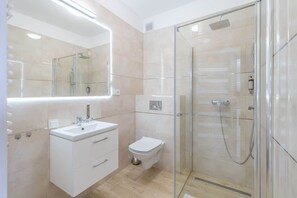 Dusche, Haartrockner, Handtücher