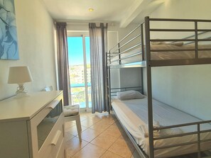 2 bedrooms, iron/ironing board, free WiFi
