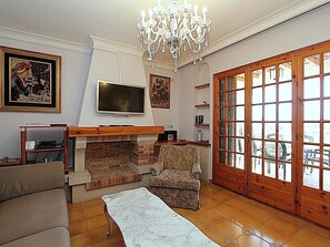 TV, fireplace, table football - Villa Borghese, vistas al mar, piscina privada -Lloretholiday (Lloret de Mar)