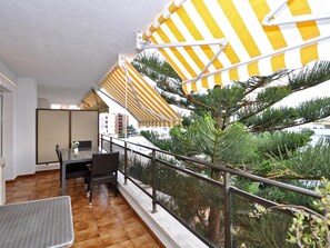 Outdoor dining - Cozy Apartment with Pool, 150m from Beach - Lloret de Mar (Lloret de Mar)