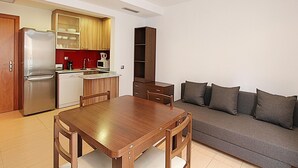 A compact living space with a kitchenette, a dining area, and a sofa. - Cozy Apartment with A/C, 150m from Lloret de Mar Beach (Lloret de Mar)