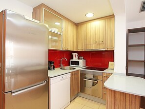 Kylskåp, mikrovågsugn, ugn och spishäll