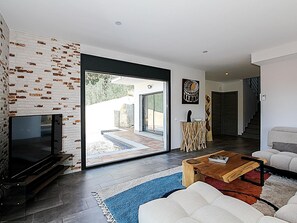 TV - Stunning Villa with Private Pool, A/C, Near Beach, Sleeps 10-12 (Vidreres)