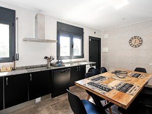 Fridge, microwave, oven, stovetop - Stunning Villa with Private Pool, A/C, Near Beach, Sleeps 10-12 (Vidreres)