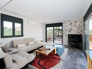 TV - Stunning Villa with Private Pool, A/C, Near Beach, Sleeps 10-12 (Vidreres)