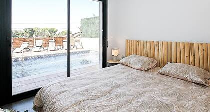 Stunning Villa with Private Pool, A/C, Near Beach, Sleeps 10-12