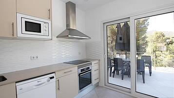 Een koelkast, een magnetron, een oven, een kookplaat