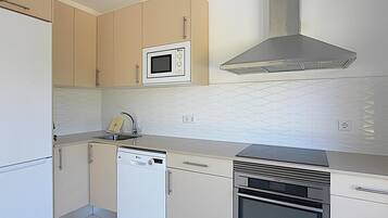 Frigorífico, microondas, horno y placa de cocina