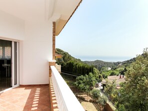 Property grounds - Seaside Villa for 17: Private Pool, BBQ, 7 Bedrooms, Near Cala Canyelles (Lloret de Mar)