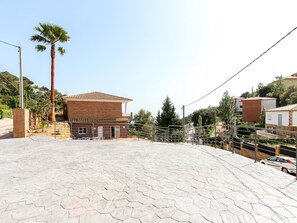 Property grounds - Seaside Villa for 17: Private Pool, BBQ, 7 Bedrooms, Near Cala Canyelles (Lloret de Mar)