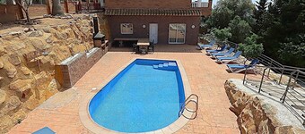 Seaside Villa for 17: Private Pool, BBQ, 7 Bedrooms, Near Cala Canyelles
