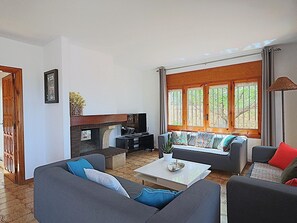 Televisión y chimenea 