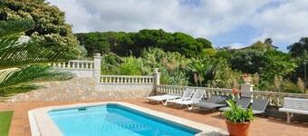 Modern villa 1 km from beach with private pool and sea views