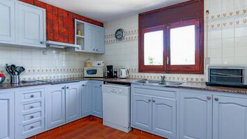 Fridge, microwave, stovetop, dishwasher