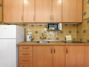 Kühlschrank, Mikrowelle, Herdplatte, Wasserkocher mit Kaffee-/Teezubehör