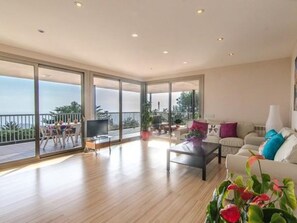 TV - Villa Breeze, piscina privada, vistas al mar a solo 2 km de la playa (Lloret de Mar)