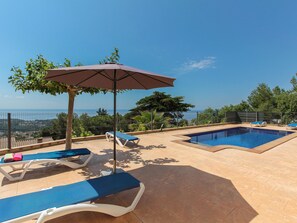Pool - Villa Breeze, piscina privada, vistas al mar a solo 2 km de la playa (Lloret de Mar)